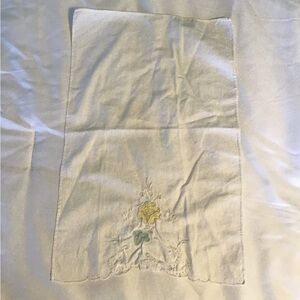 Vintage Embroidered White Hand/Finger Tip Towel